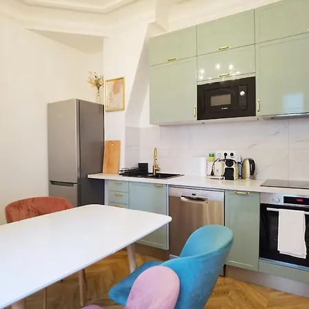 Haussmann 2br In Le Marais For 6 & 3mns To Metro Paříž